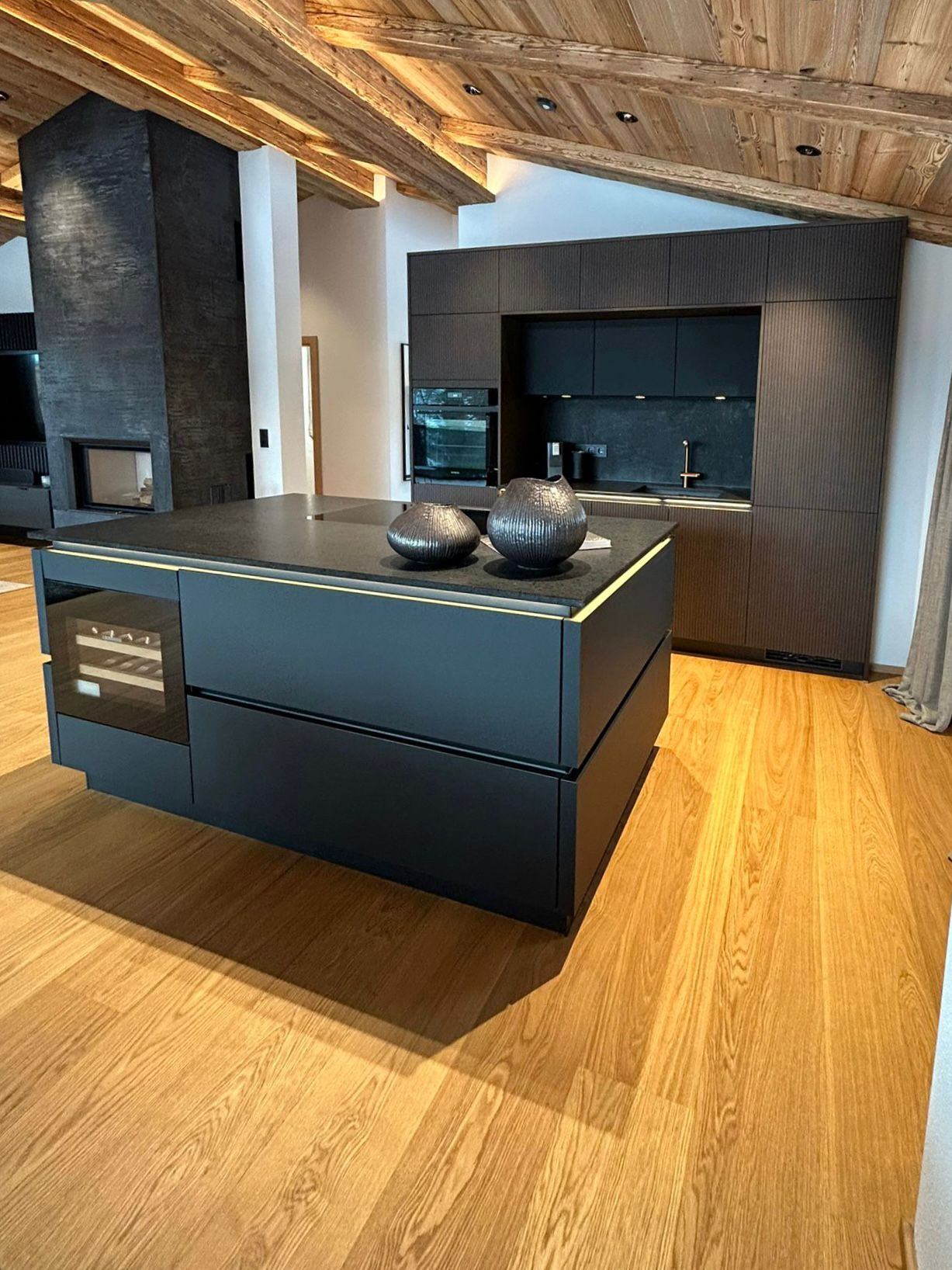 XL-Breitdiele im Showroom in München